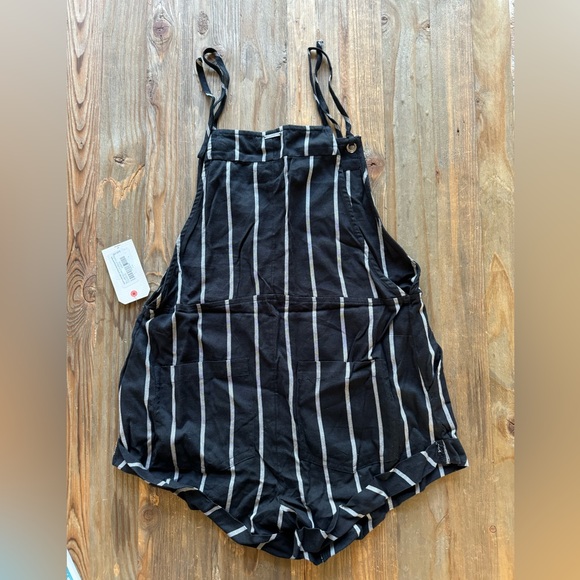 Billabong NWT overall striped Wild Pursuit Short Overall Romper in black stripe - Picture 8 of 16